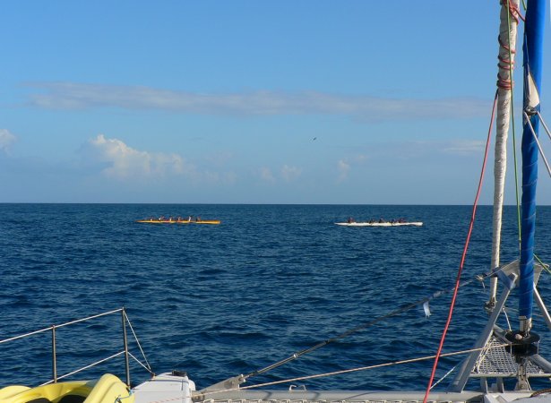 1- En quittant Nuku Hiva on croise des pirogues 